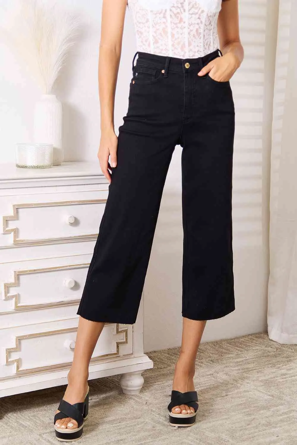 *APP EXCLUSIVE* Judy Blue Wide Leg Cropped Jeans