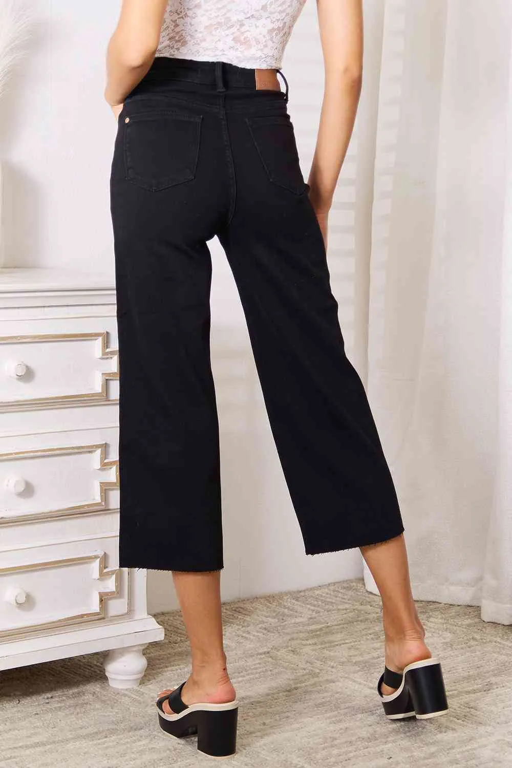 *APP EXCLUSIVE* Judy Blue Wide Leg Cropped Jeans